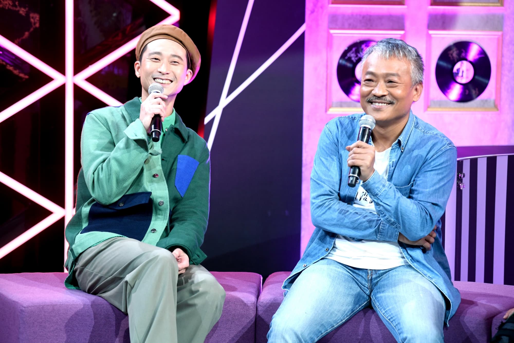 謝銘祐(右)上浩子主持的節目親曝擔任唱片製作人的條件。(華視提供)