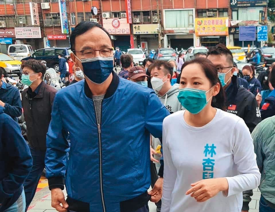 林杏兒(右)現為國民黨副發言人,發言屬大砲風格。圖為日前她與黨主席朱立倫(左)一起出席活動。(翻攝林杏兒臉書)