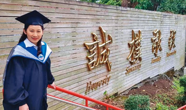 林杏兒2018年在臉書分享穿著碩士服在銘傳校園拍的畢業照,如今看來十分諷刺。(翻攝林杏兒臉書)