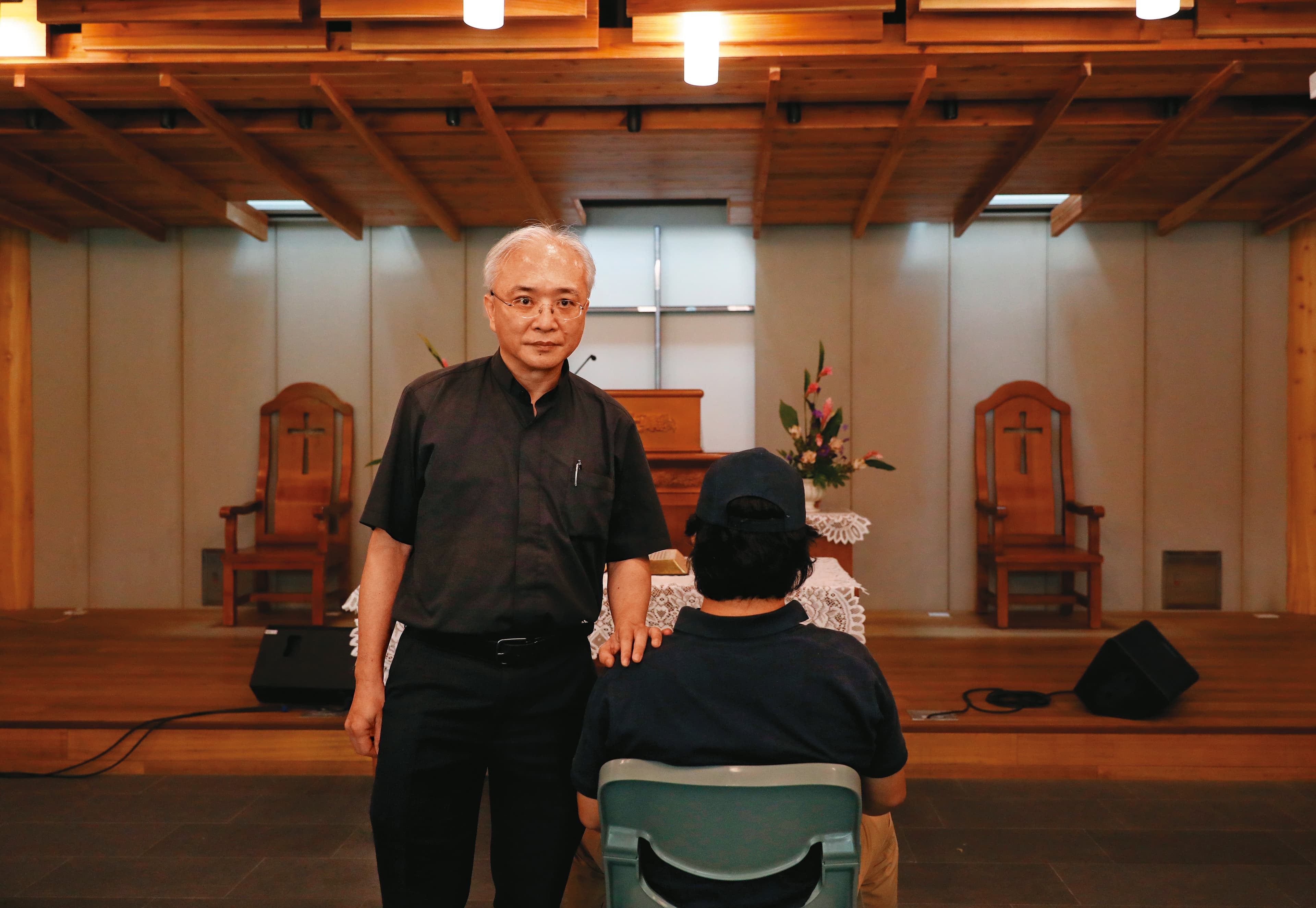 黃春生牧師（左）和流亡港人手足在濟南教會受訪，談及政府援港措施的考量和決定。