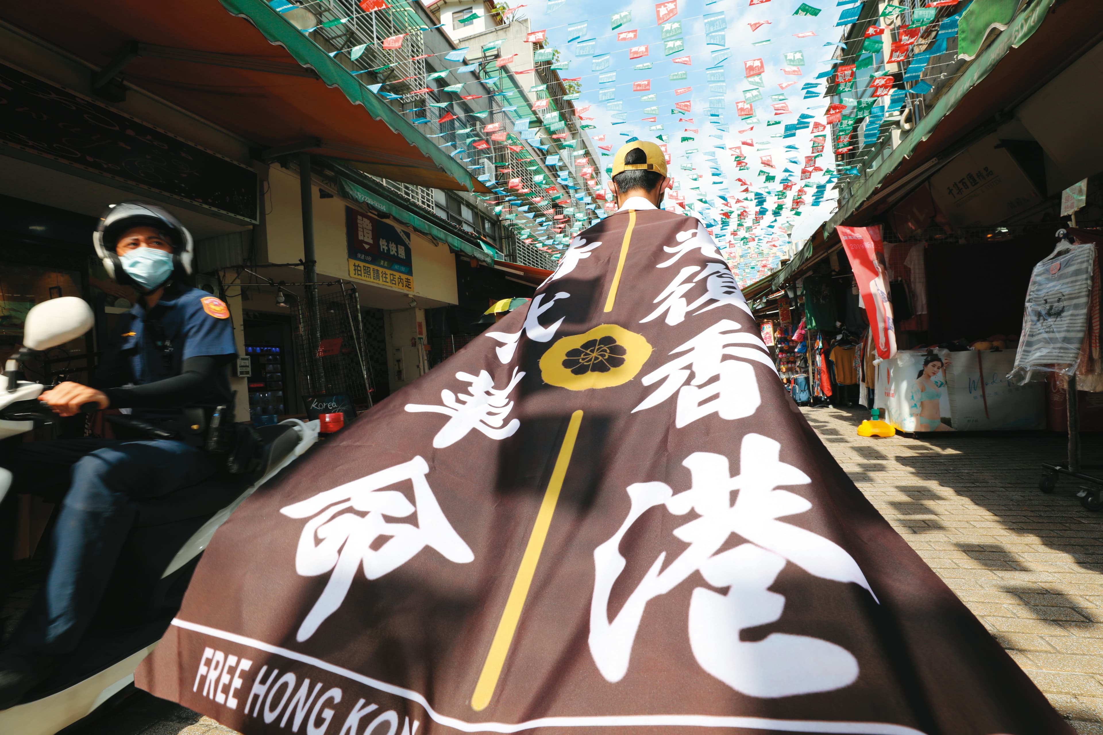 近3年前約克受訪，在四平街上披上抗爭旗幟。