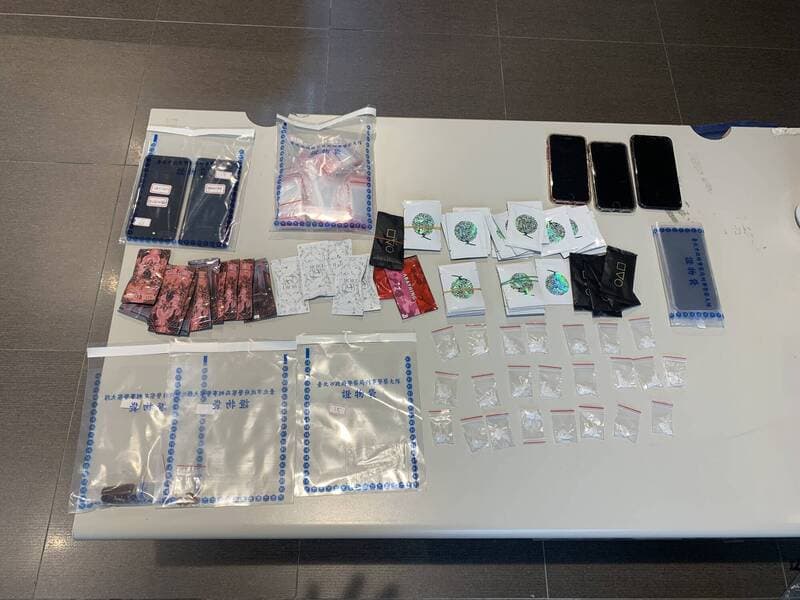 警方在王男住處查扣毒咖啡包、K他命等大批毒品。(警方提供)