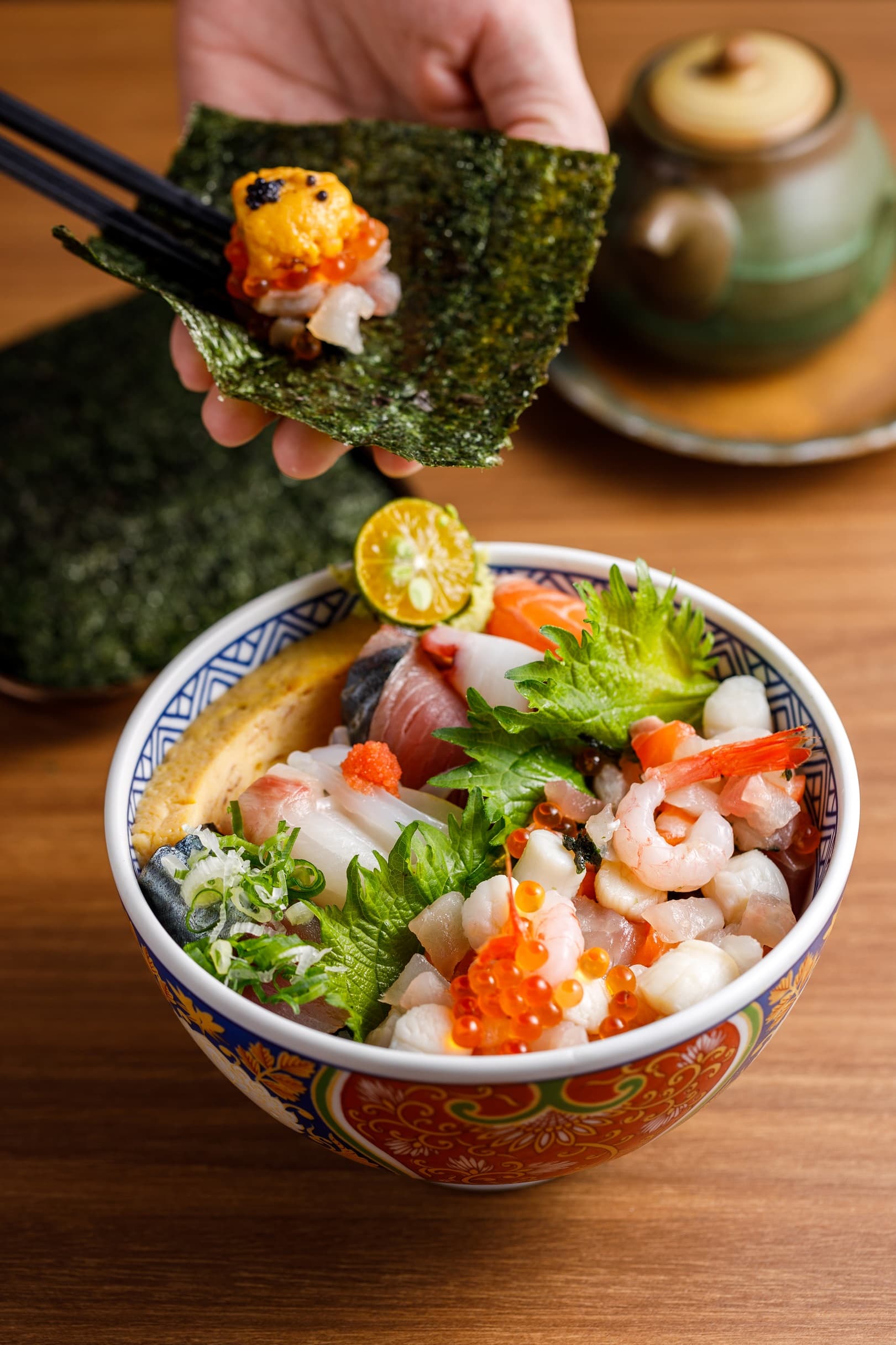 超澎湃「特選綜合雙拼丼」海鮮丼搭配散壽司,還可以海苔包覆做二吃(630元/份)