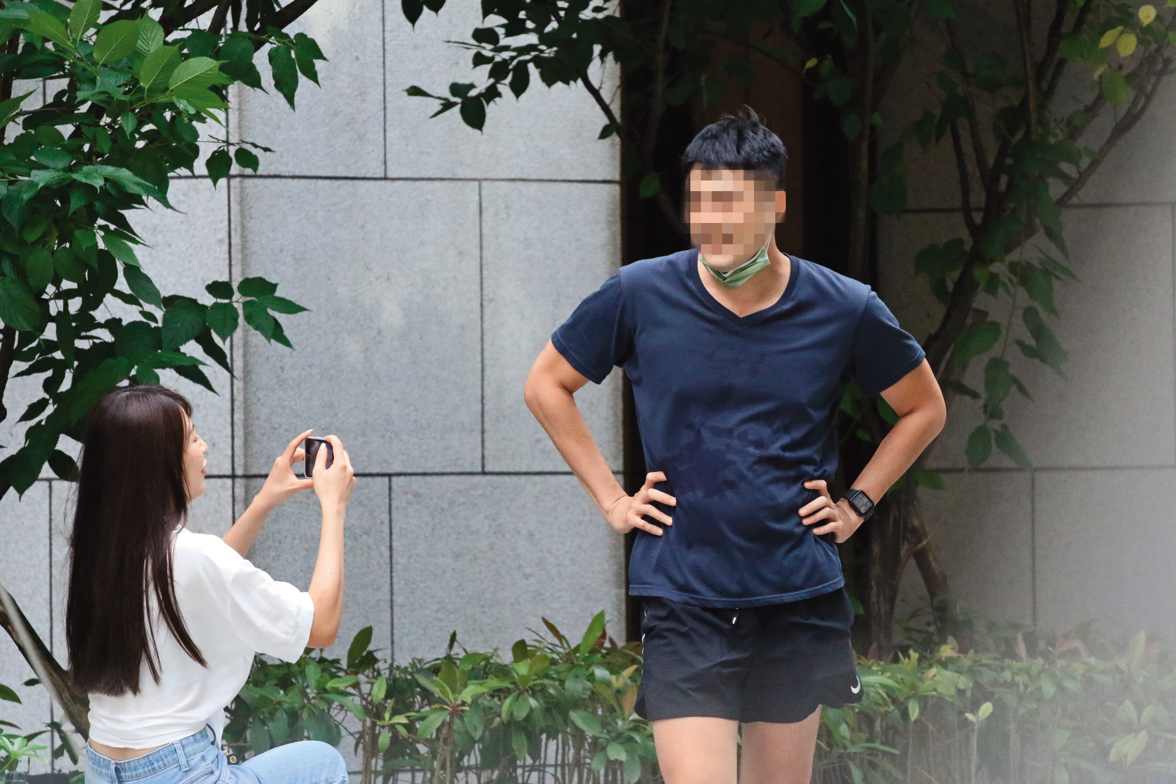 6/18 16:26 謝京穎在路邊和男友甜蜜互拍，男友模樣也現形，是個濃眉陽光短褲男。