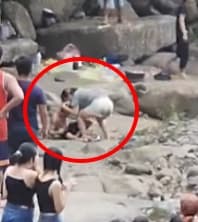 灰衣女子去呼呼金髮男,她沒想到的是,攻擊她的就是金髮男。(翻攝自爆廢公社)