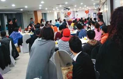 江媽炒房集團為取信被害人,曾席開多桌舉辦盛大尾牙宴。(讀者提供)