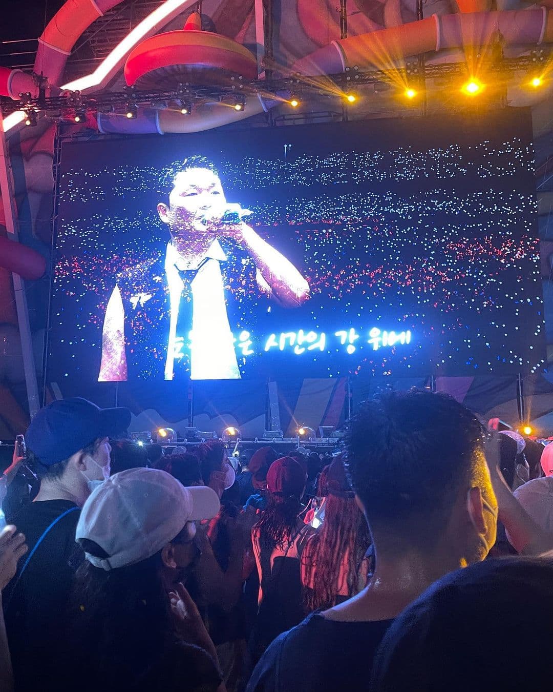 PSY「濕身秀演唱會」挨批連連,上週江陵場為防疫要求入場觀眾需全程配戴防水口罩。(網路圖片)