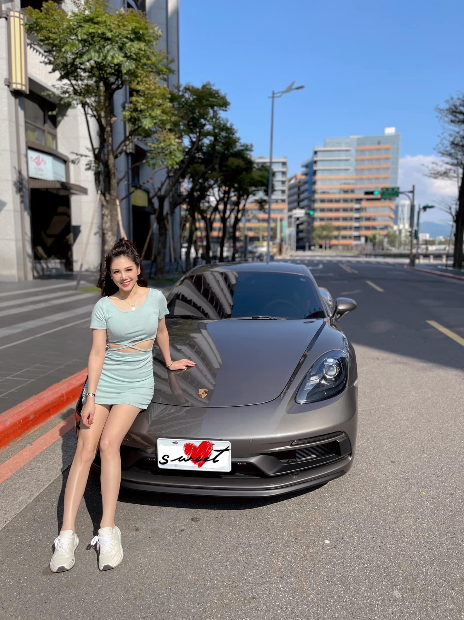 楊晨熙今年購入保時捷新車,卻被網友質疑是「乾爹」送的。(翻攝自楊晨熙臉書)