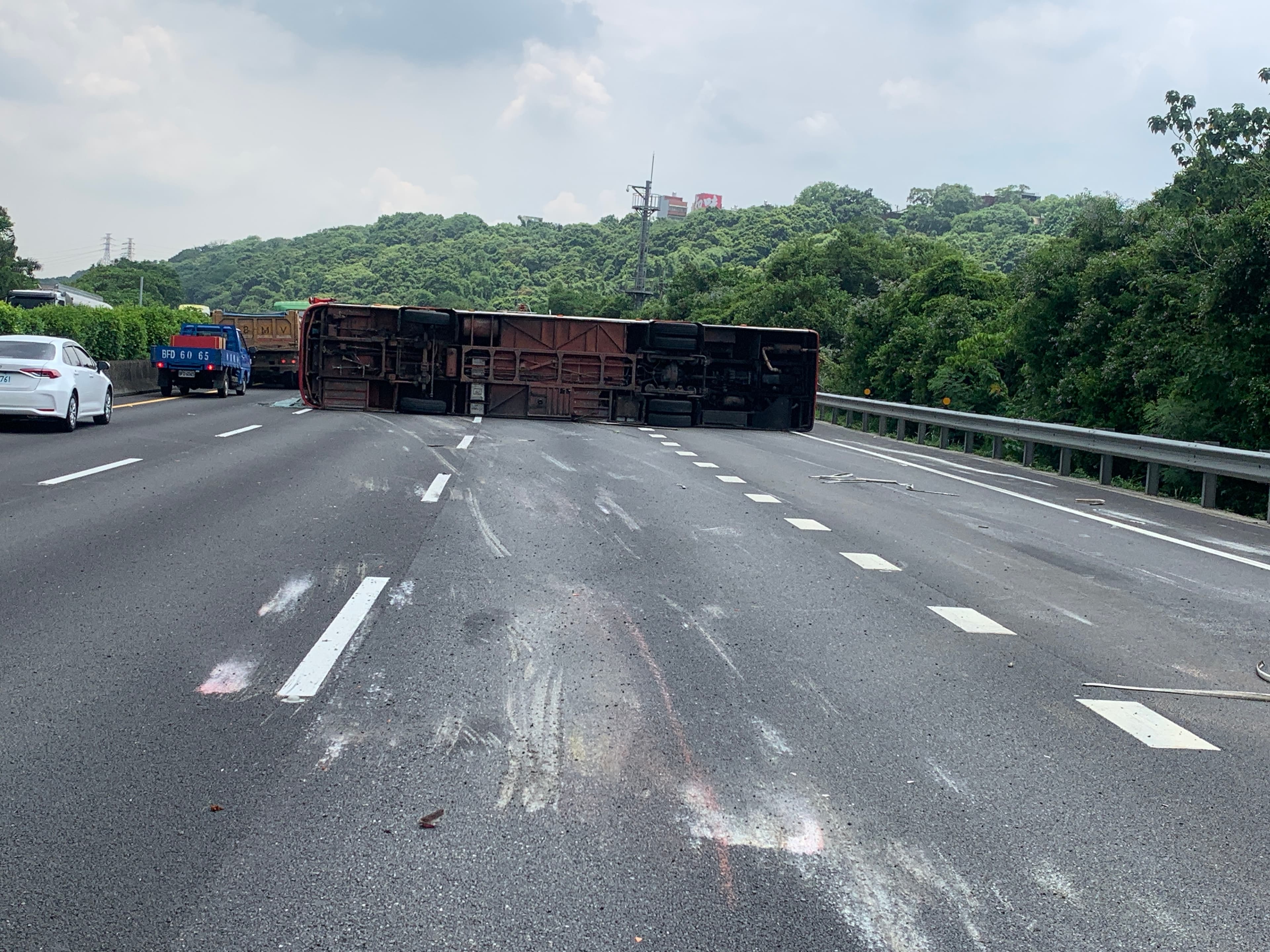 客運翻覆佔據南下車道,一度造成回堵。(翻攝畫面)