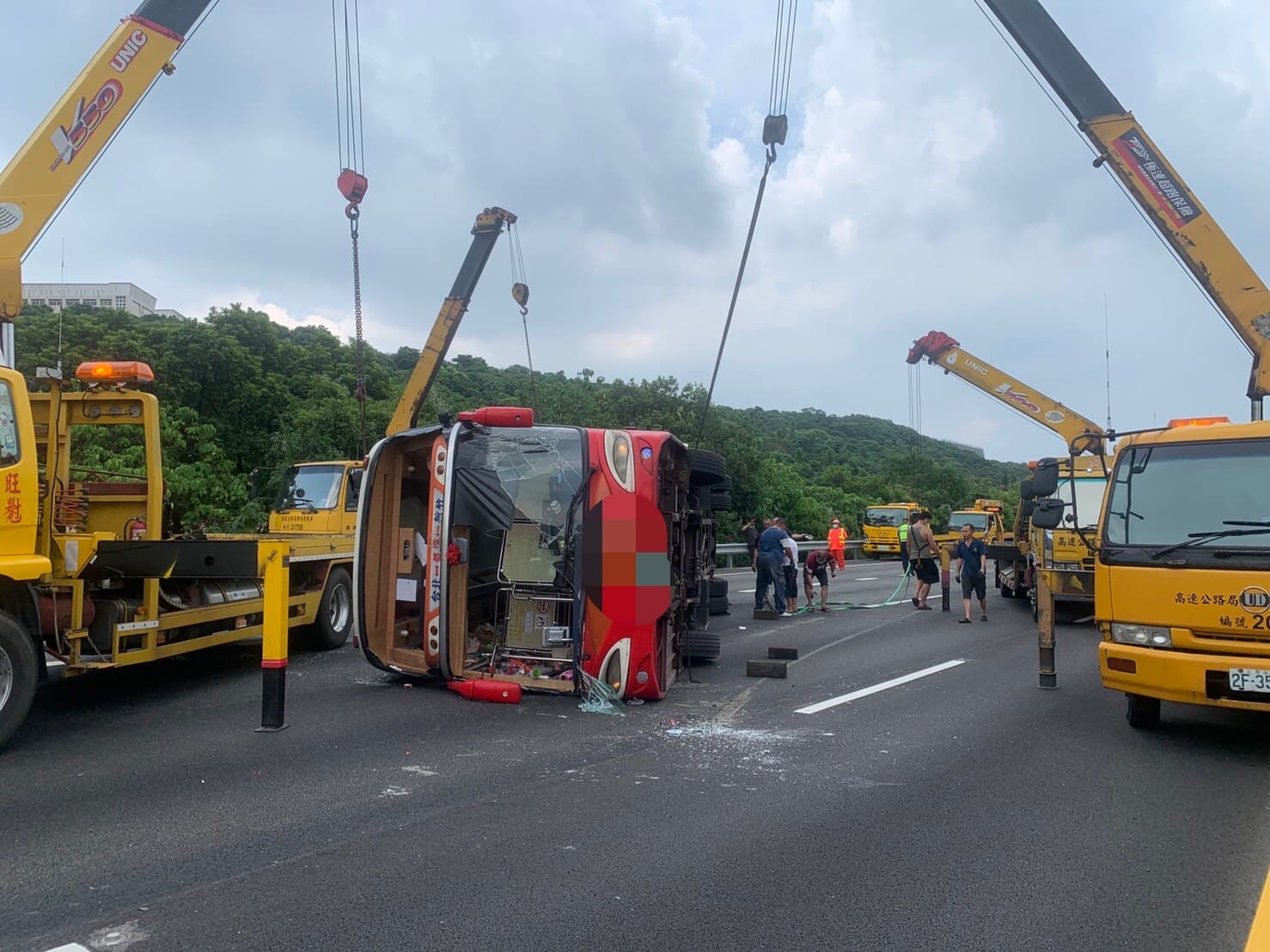 警方通知吊車到場將客運拖離現場。(翻攝畫面)
