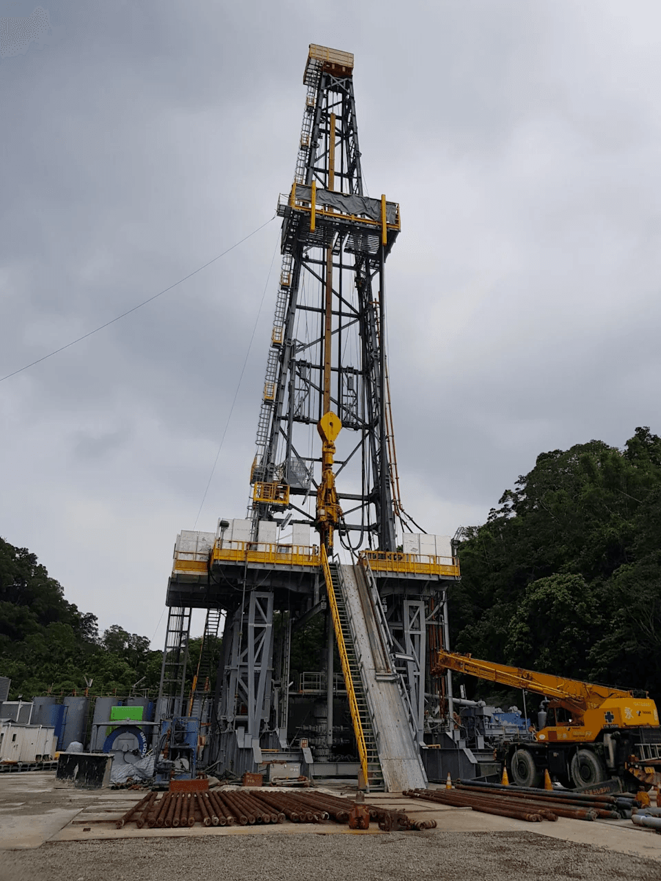意外發生在苗栗錦青礦場錦水區84號井，當時意外發生於探井工程隊距離地面10.7米處之井心工作平台。（翻攝照片）
