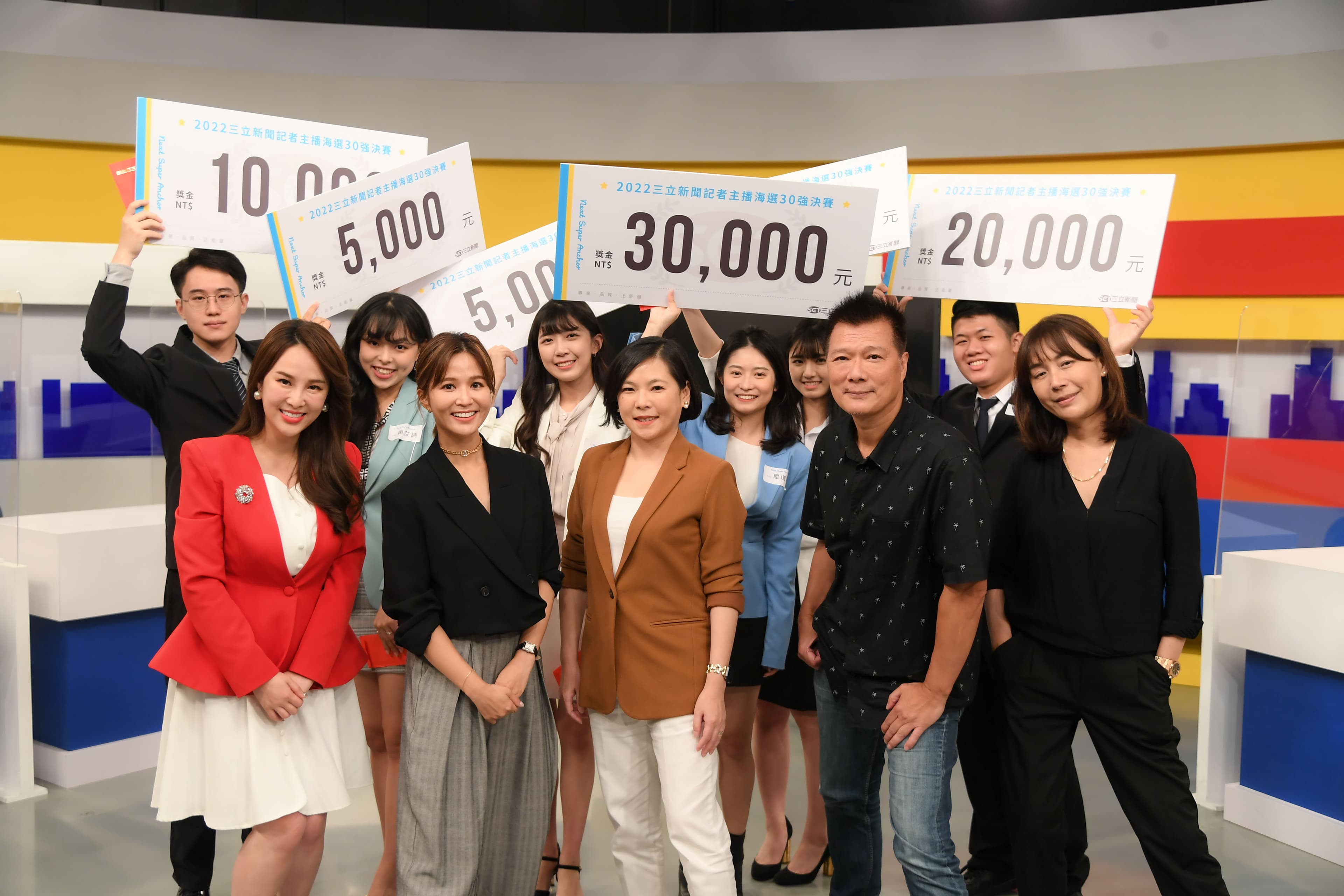 活動結束後,白舒樺、張齡予、蔡詩萍、吳怡霈及陳婉若與入圍者合照。(三立提供)