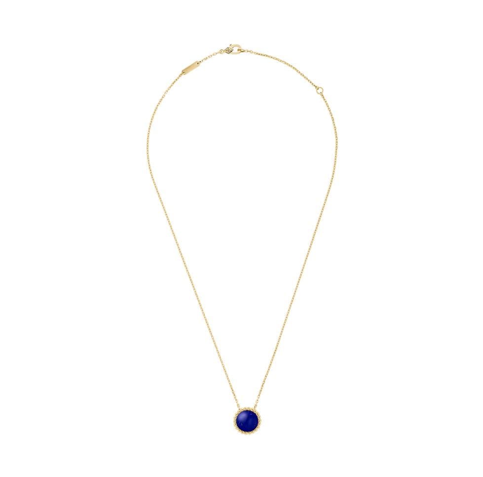 Van Cleef & Arpels_Perlée couleurs吊墜，黃K金及青金石。NT$74,000（梵克雅寶提供）