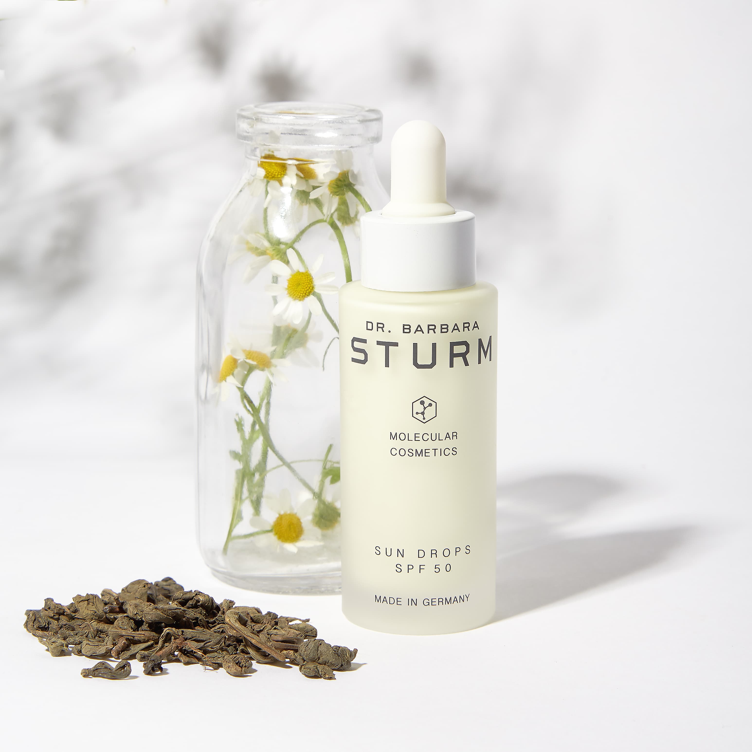 抗UV防曬精露 SPF50 30ml NT$4,800 Dr. Barbara Sturm。(10/10 APOTHECARY提供)