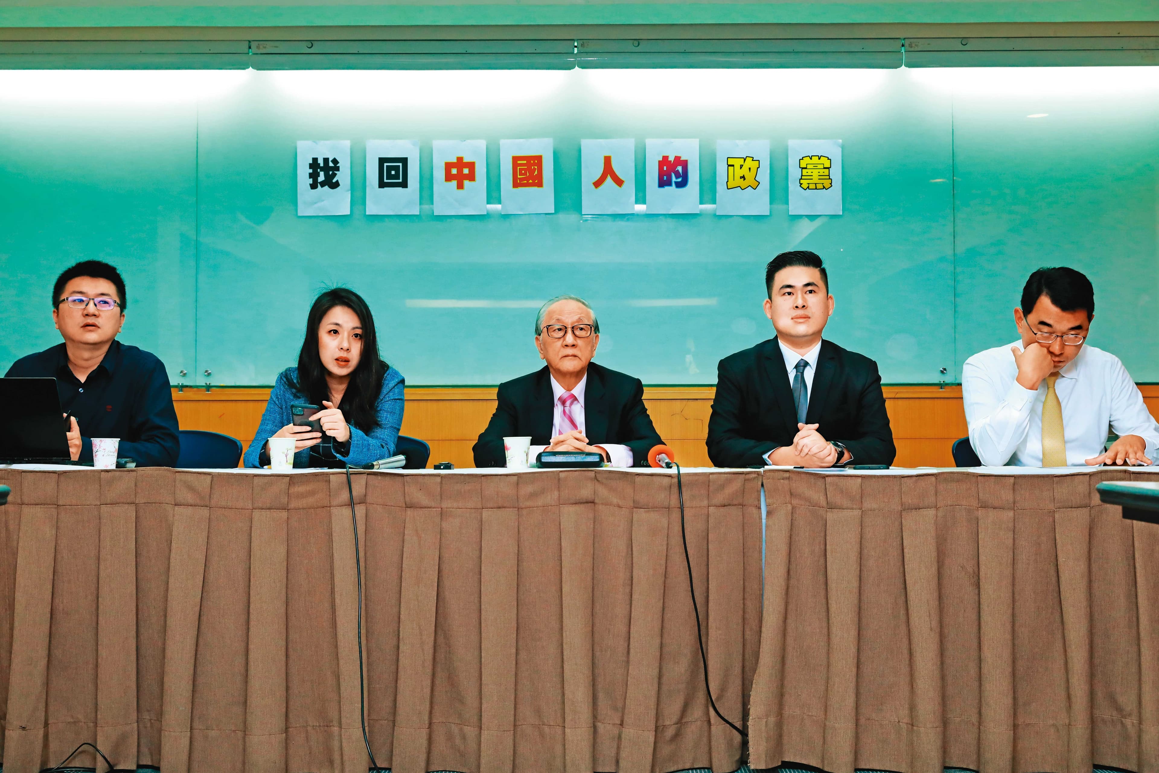郁慕明(中)向股東聲稱,他在對岸政商關係好,他任董事長可當公司門神。圖為2021年郁慕明以新黨榮譽主席身分,召開記者會。