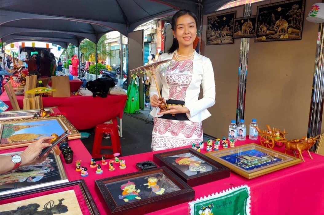 印尼新住民林達說有趣習俗。(移民署提供)