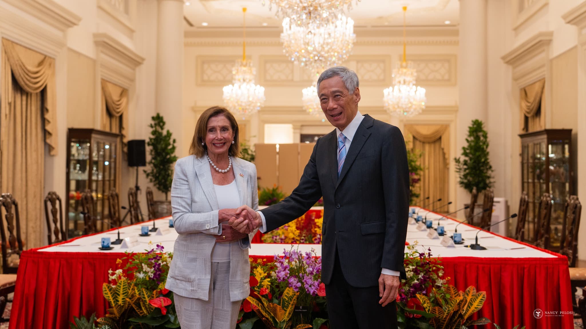 裴洛西率團出訪亞洲,外媒聲稱她將於今晚抵台;圖為裴洛西拜會新加坡總理李顯龍。(翻攝自Nancy Pelosi臉書)