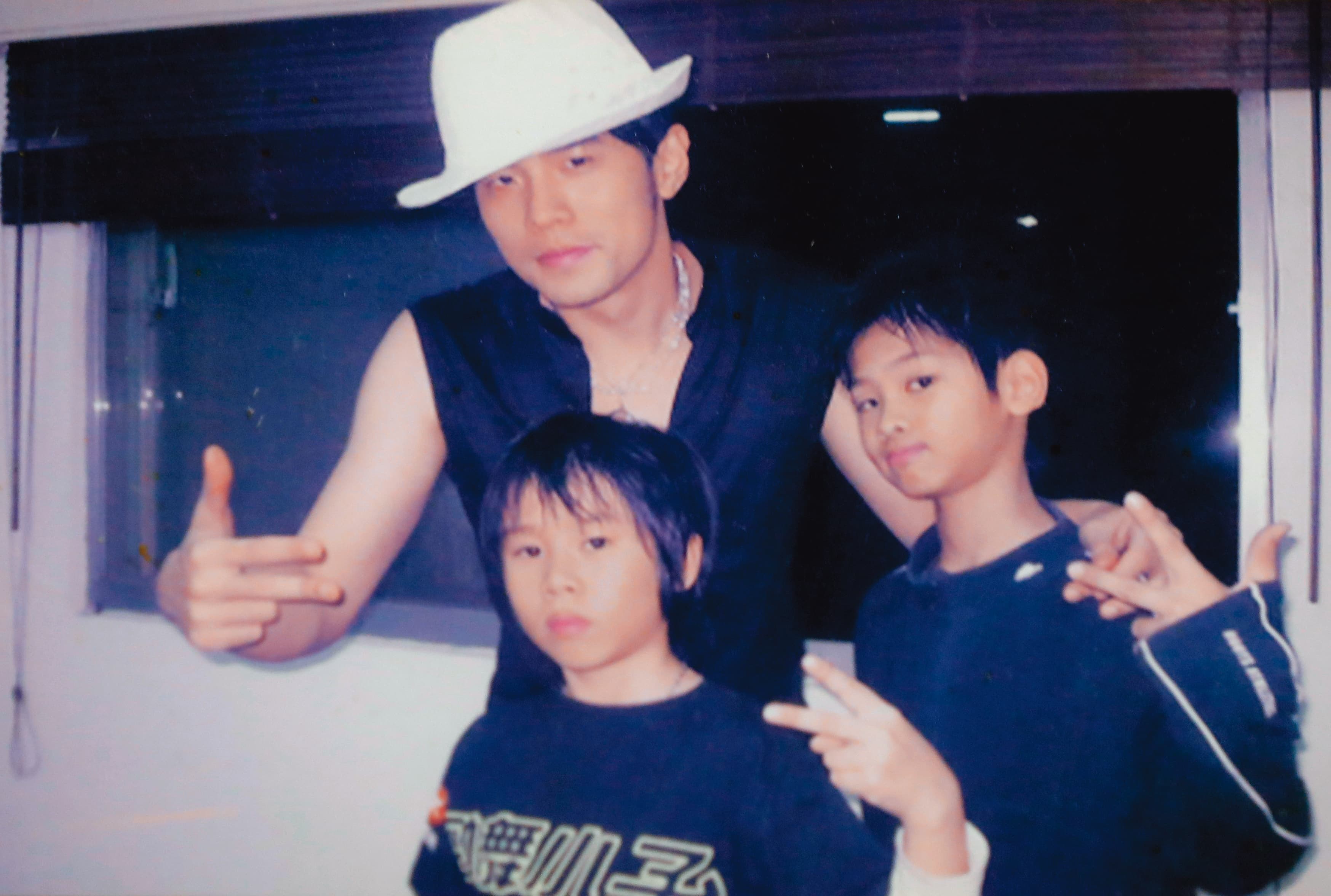 夏浦洋(右)幼時就愛跳舞,曾在周杰倫(中)演唱會上同台表演。(夏浦洋提供)