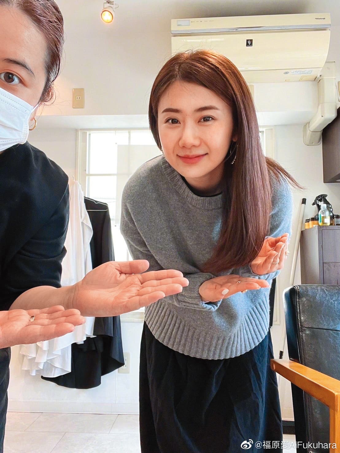 福原愛離婚後常被批評不顧在台灣的家人，如今終於把男性家人帶在身邊，一解視訊聯絡之不便。（翻攝自福原愛AiFukuhara微博）