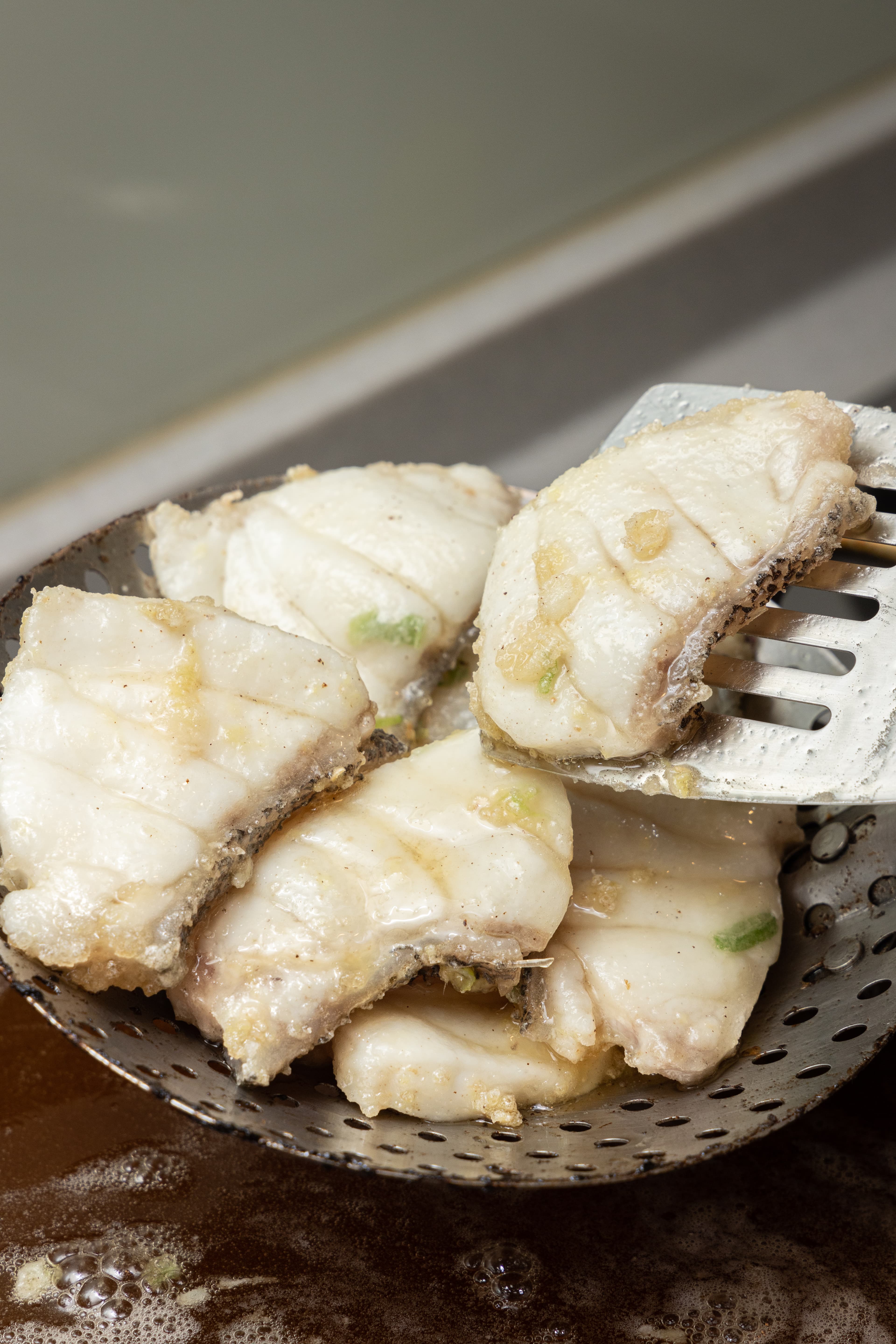 撈出魚片瀝油。