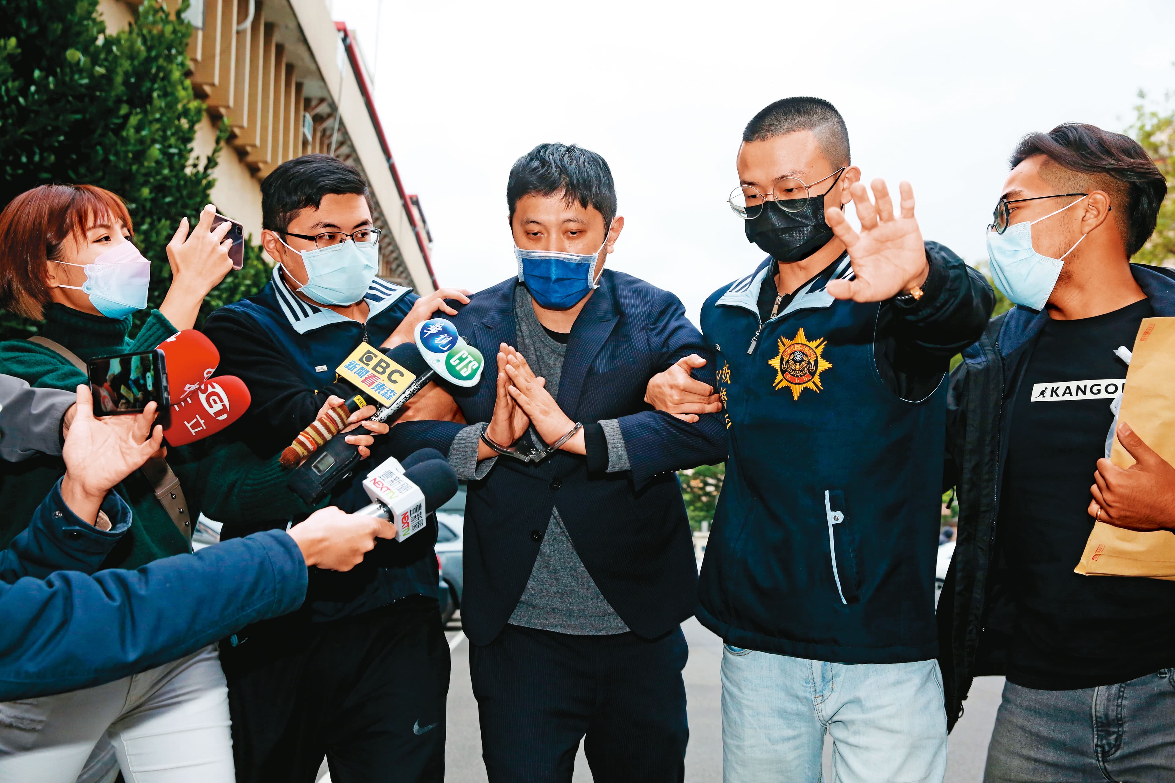 林秉樞(中)因家暴高嘉瑜遭收押時,一度對著媒體高調喊冤。