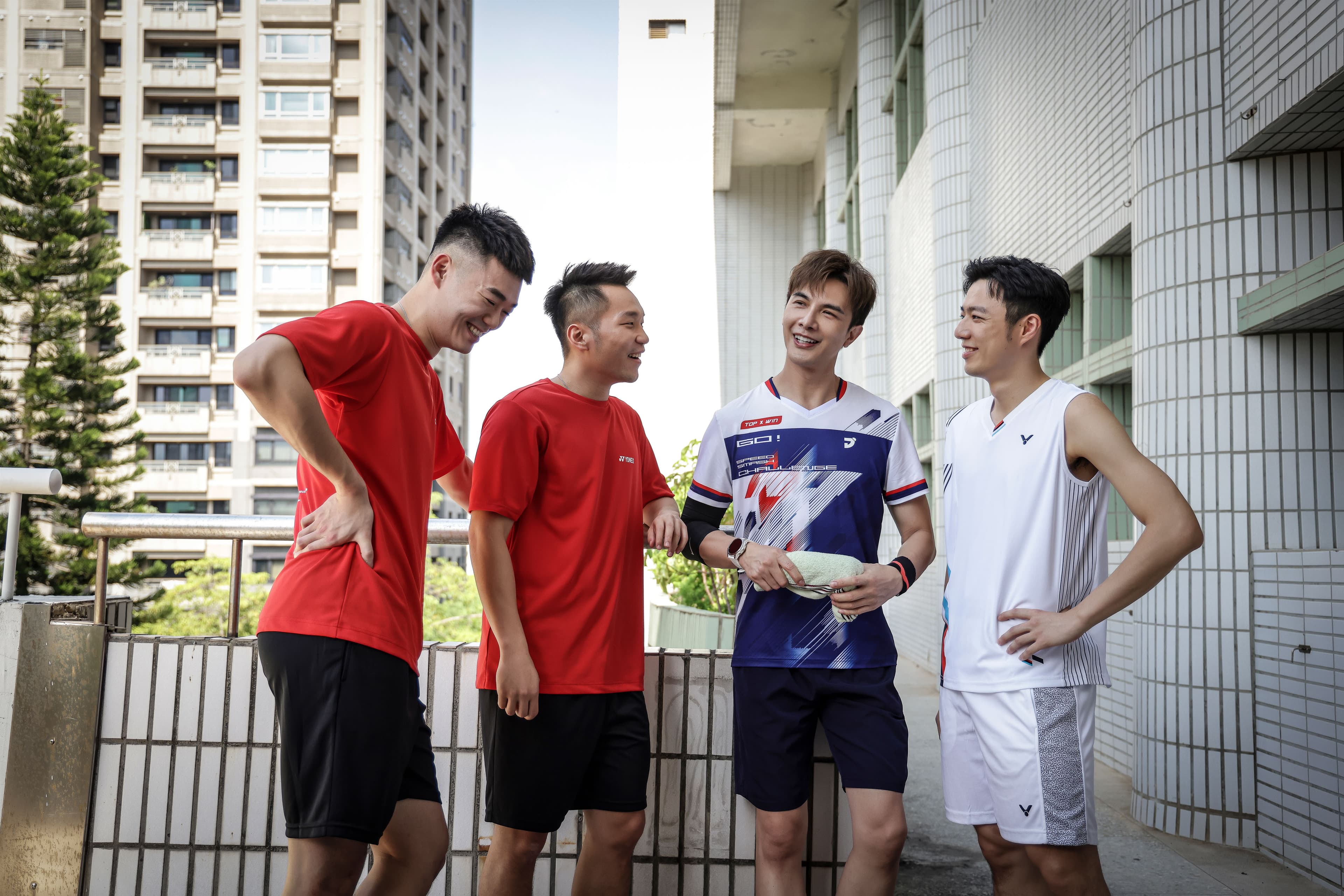 民視《決勝的揮拍》謝佳見和王子維搭檔出戰李洋、王齊麟,四人PK羽球,要讓觀眾看球技跟演技。(民視提供)