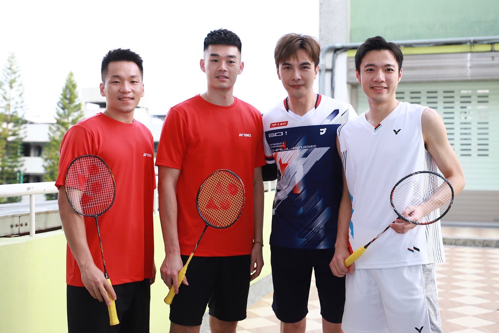 左起李洋、王齊麟、謝佳見、王子維在民視《決勝的揮拍》中PK羽球,要讓觀眾看球技跟演技。(民視提供)