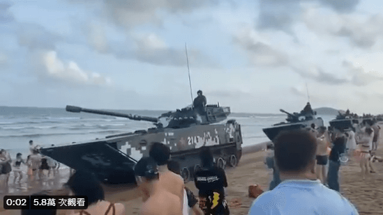 網傳解放軍在海邊大開戰車。（翻自推特）