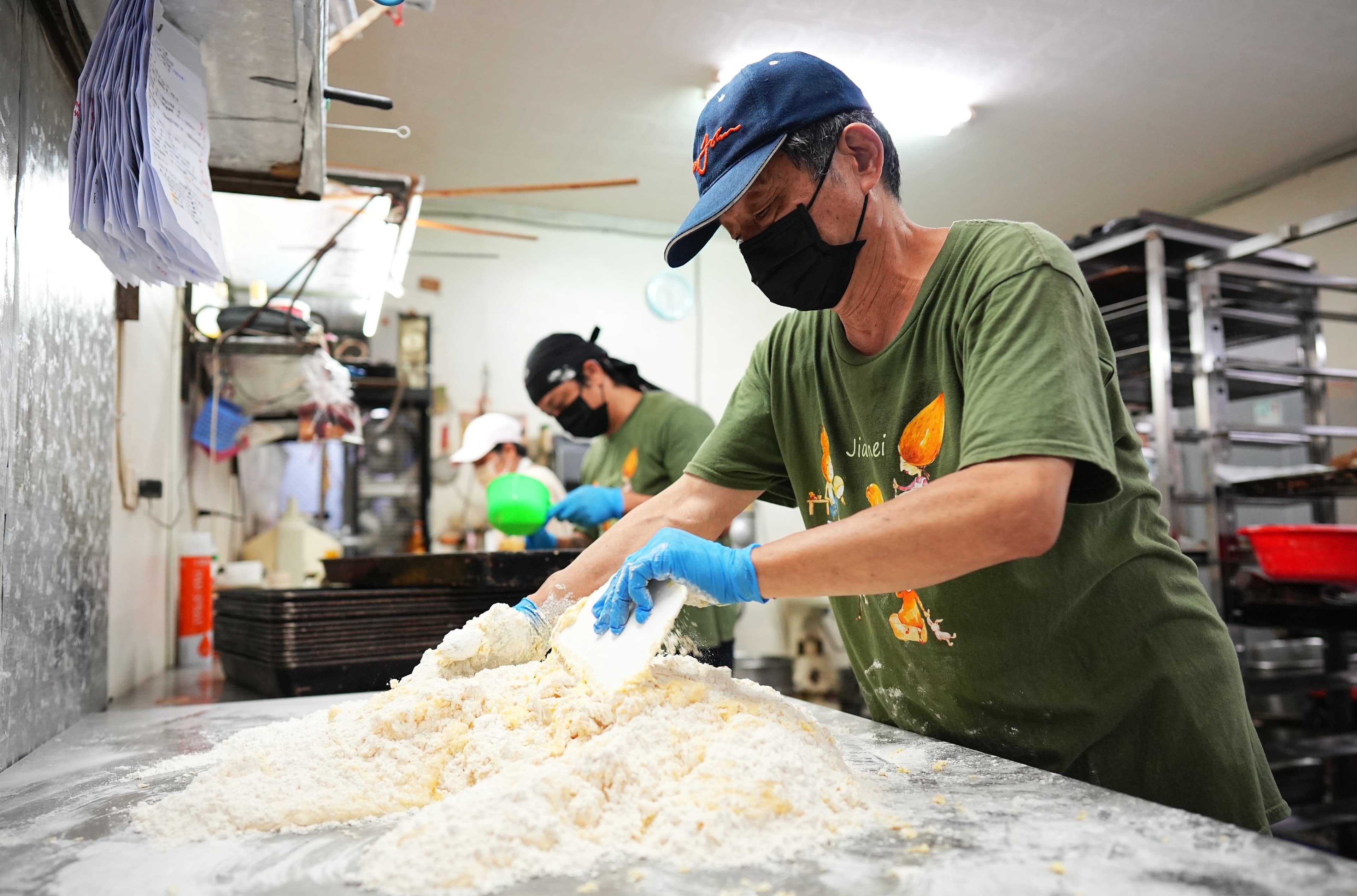 為改良傳統漢餅偏油偏硬口感，廖顯順使用西式磅蛋糕作法製作漢餅皮，並堅持手工揉捻，靠經驗控制餅皮軟硬度。