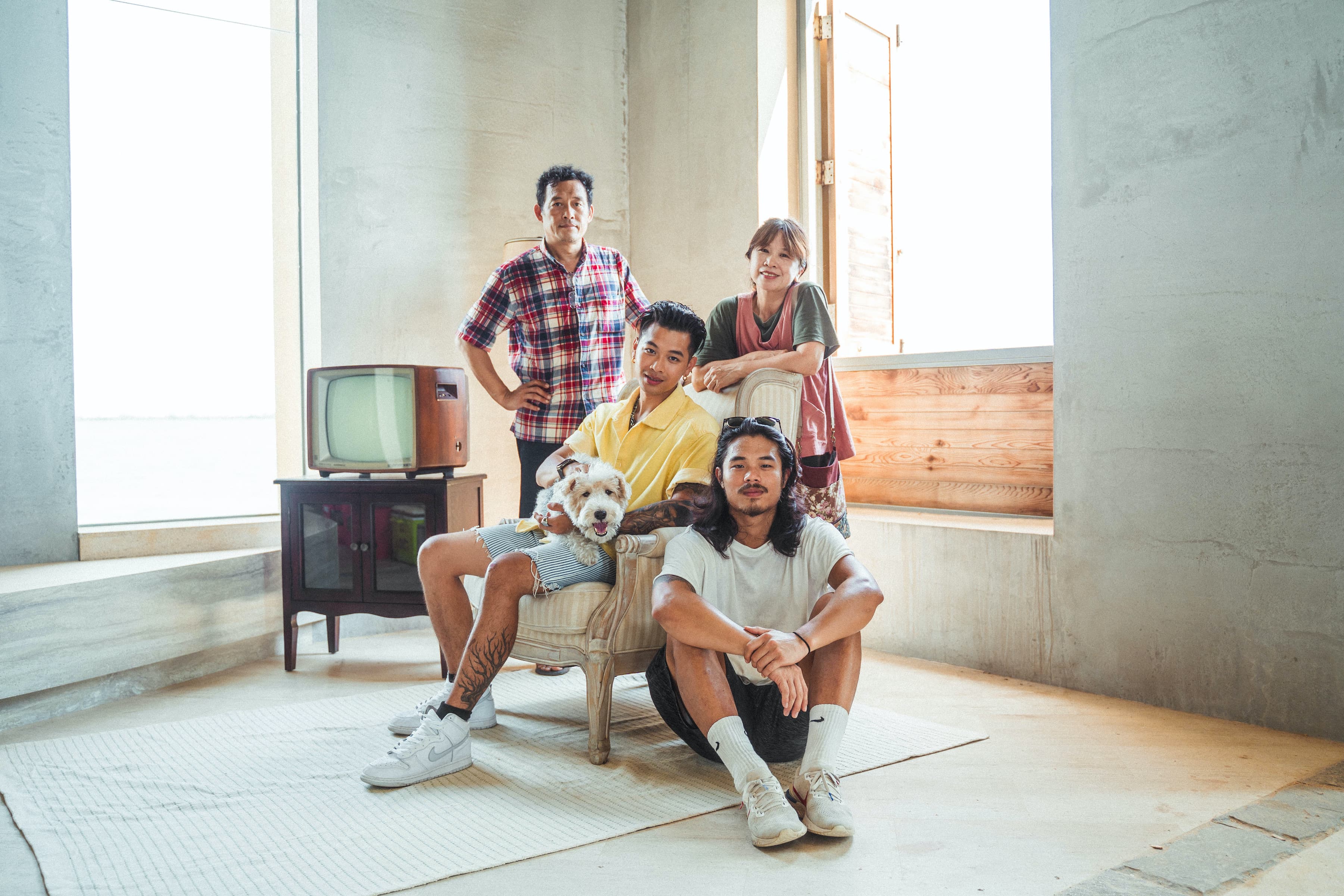 在 〈Somebody Else〉MV中，OSN邀來爸爸來一起拍攝MV，唯一遺憾是媽媽沒入鏡。（龍大謝提供）