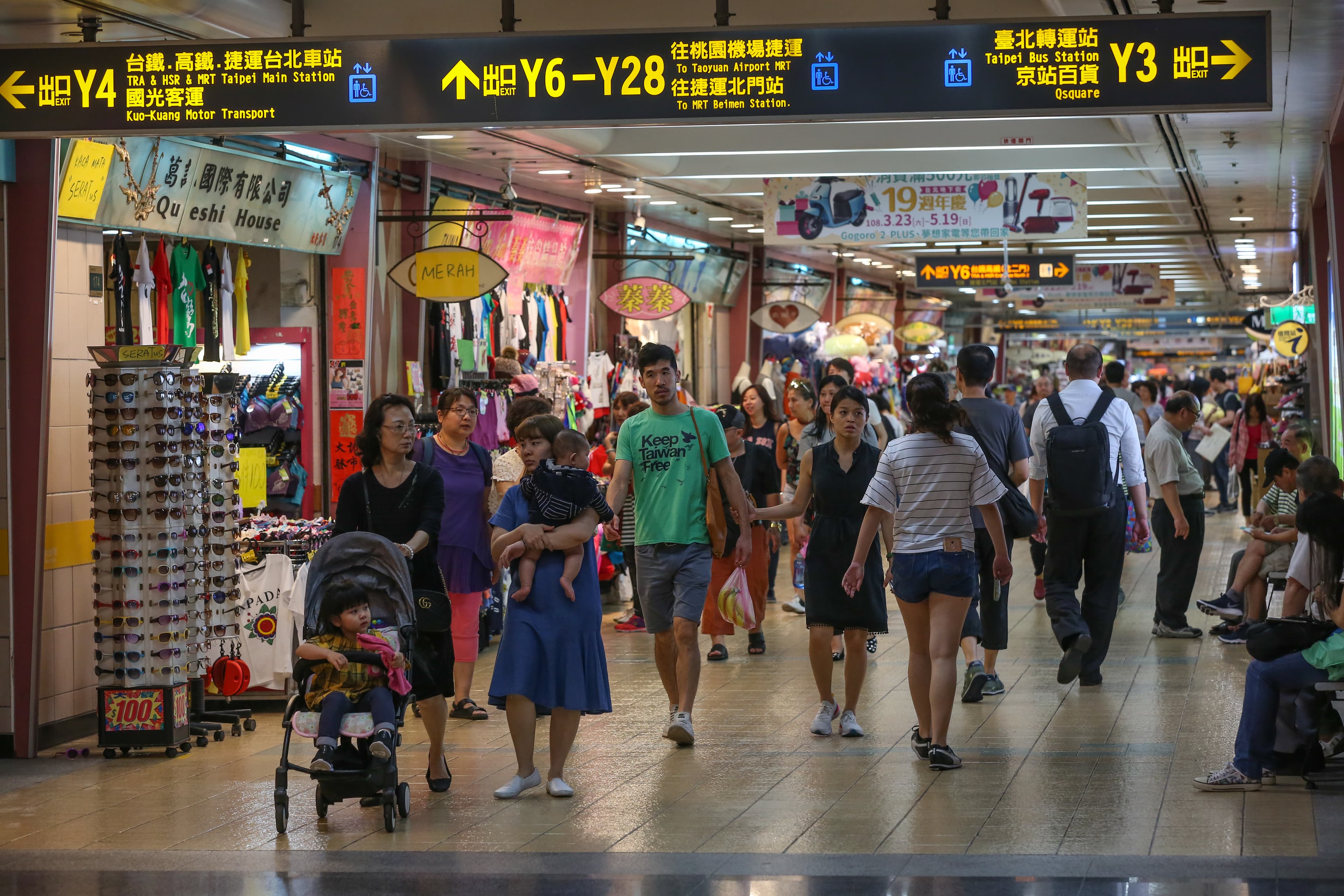 戰爭發生時,台北市的地下空間都將用來當作防空避難處所,包含捷運、地下街等地。(圖為台北地下街,本刊資料照)