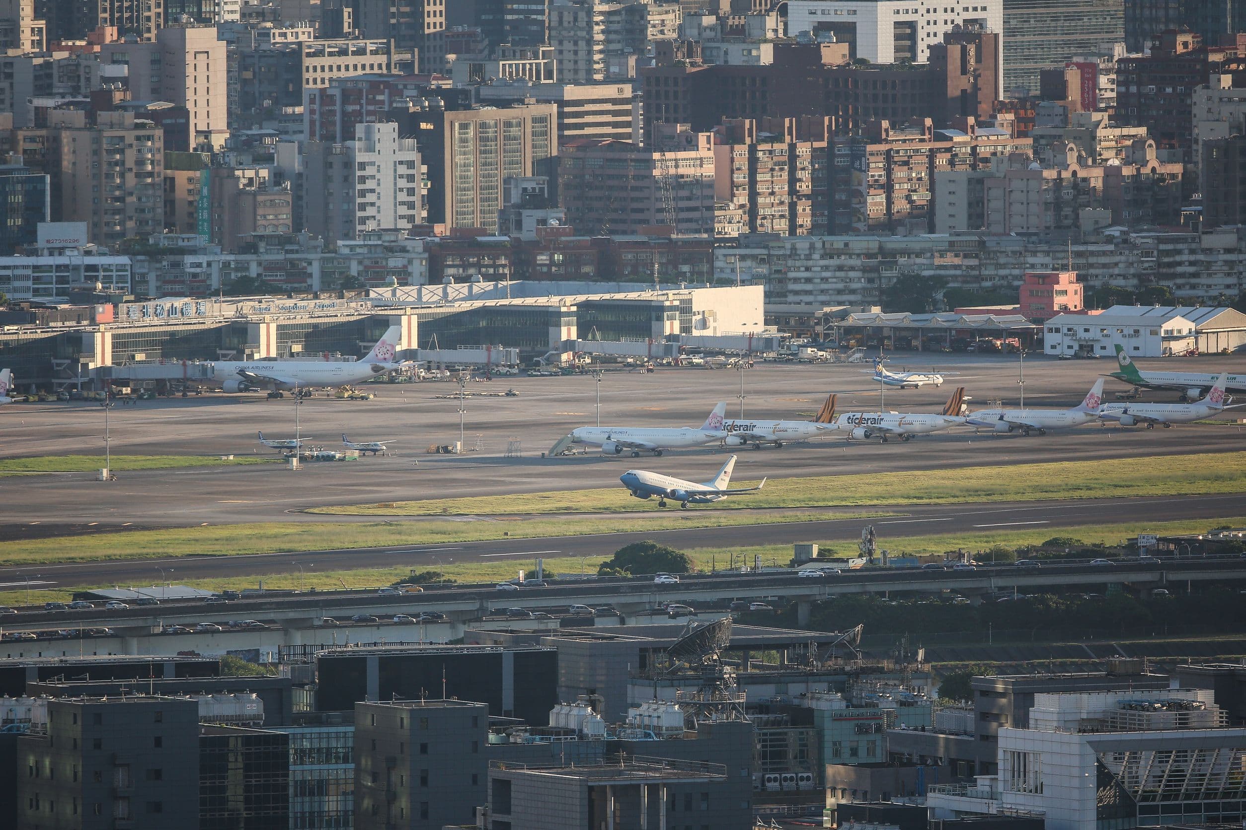裴洛西的專機於晚間5點半飛離松山機場。