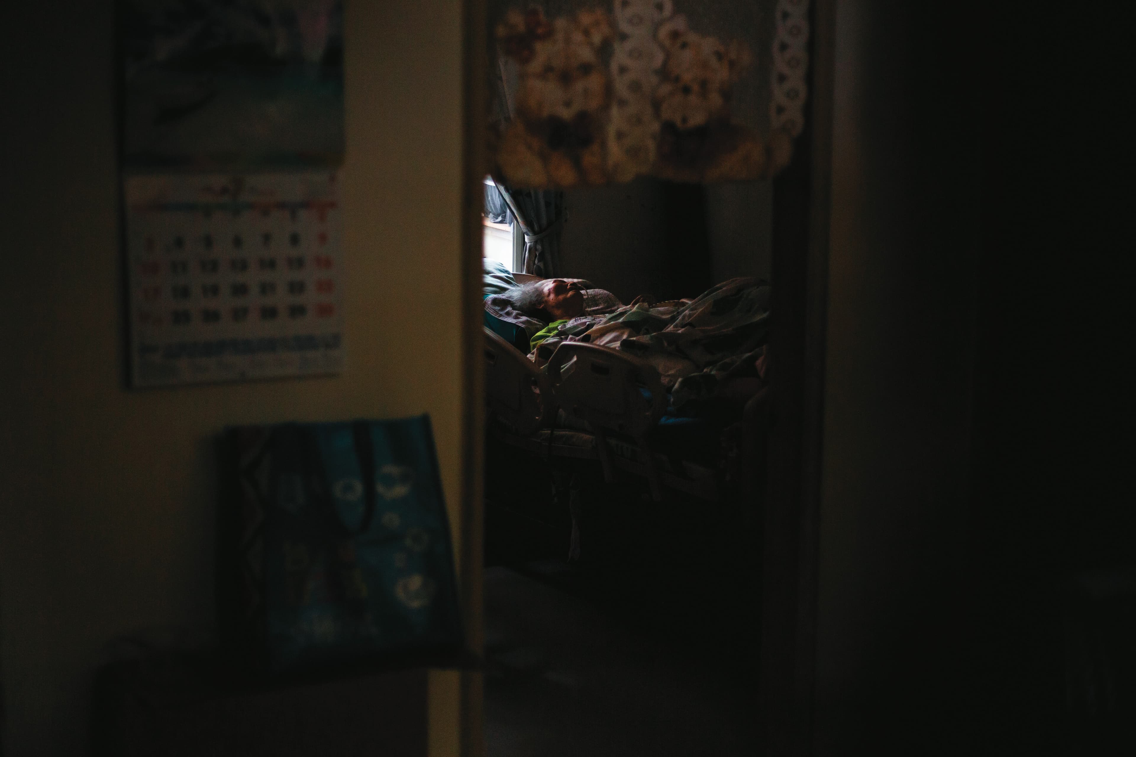 停止餵食後,嘉孟母親的生命在倒數,嘉孟夫妻倆就在一旁守候著。(鄒保祥攝)
