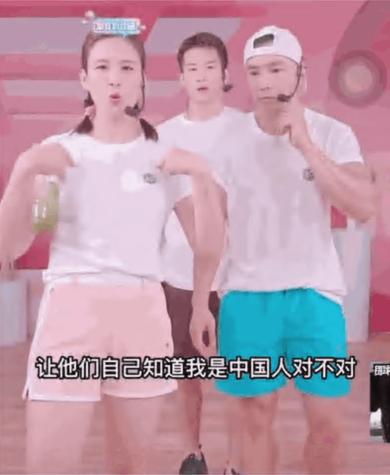 王婉霏(左)在直播中高呼,要讓孩子知道「我是中國人」。(翻攝自微博)