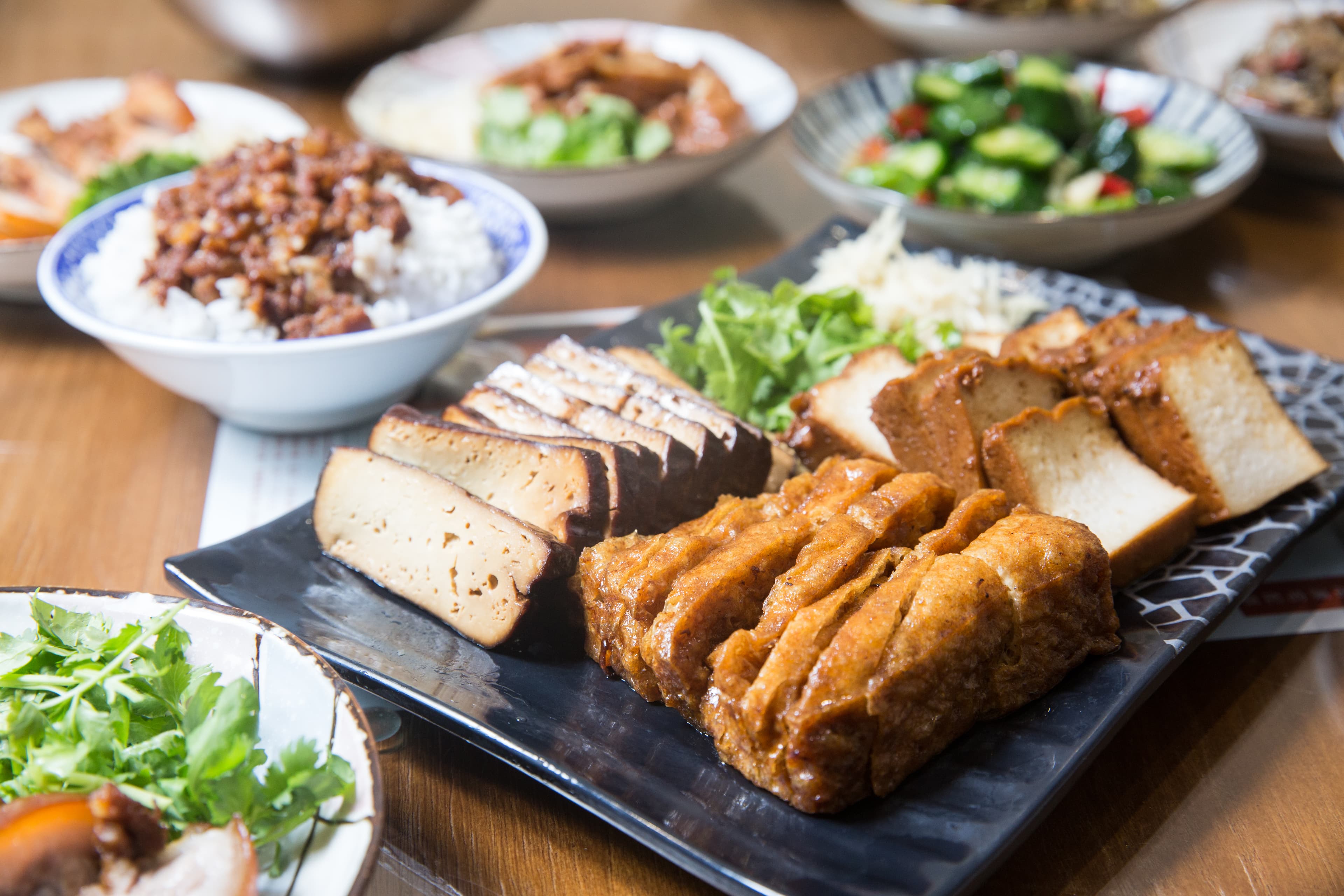 三民大飯店的滷味皆是早上現滷1小時左右就開賣，保留食材原本口感。