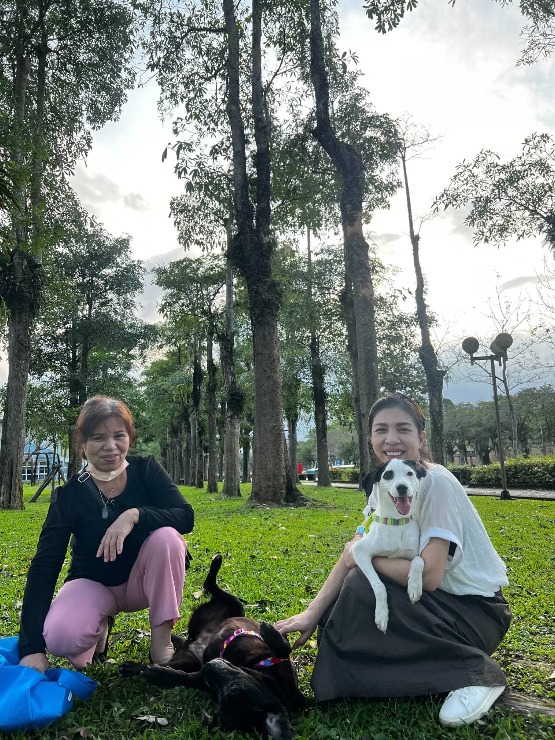 賴庭甄(右)的愛心其實遺傳自母親簡彩華(左),母女倆同樣愛狗。(賴庭甄提供)