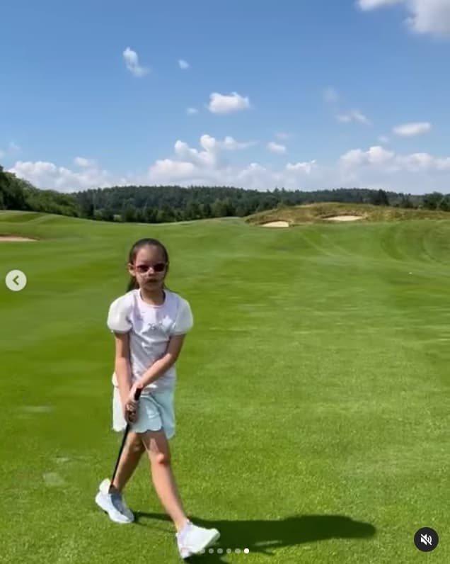 曾馨瑩7歲小女兒QQ學打高爾夫一陣子。(翻攝曾馨瑩IG)