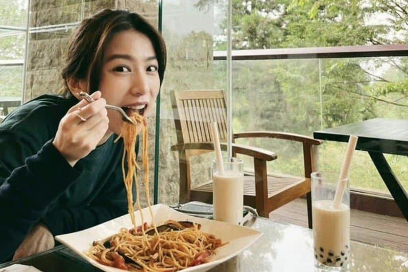 田馥甄吃義大利麵,被小粉紅怒指力挺裴洛西。(翻攝田馥甄IG)