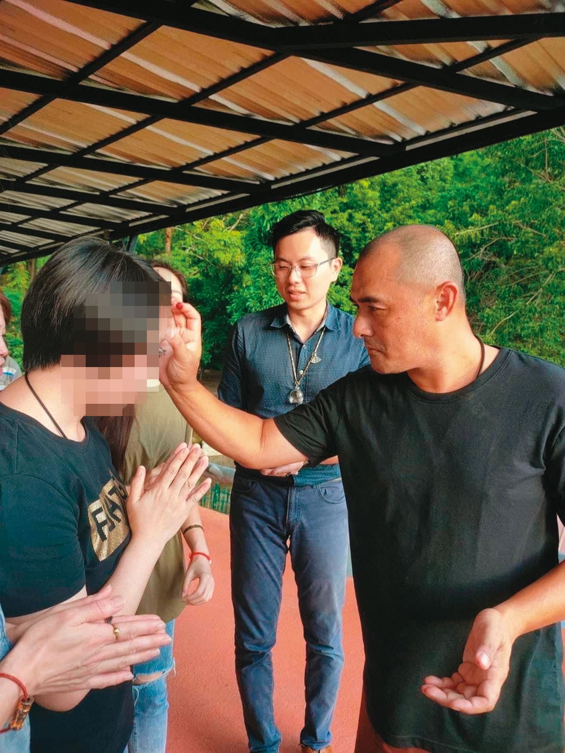 王證凱(中)帶學員到泰國接受大師Arjan Noi(右)灌頂。(翻攝蓮花廟臉書)