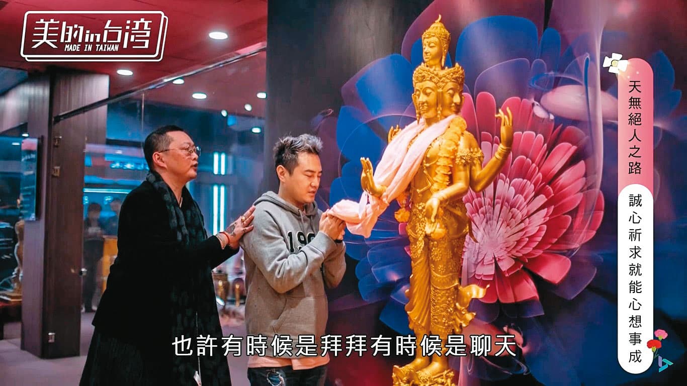 桃園蓮花廟曾舉辦愛神法會,藝人綠茶(右)也到場參拜。(翻攝年代MUCH台)