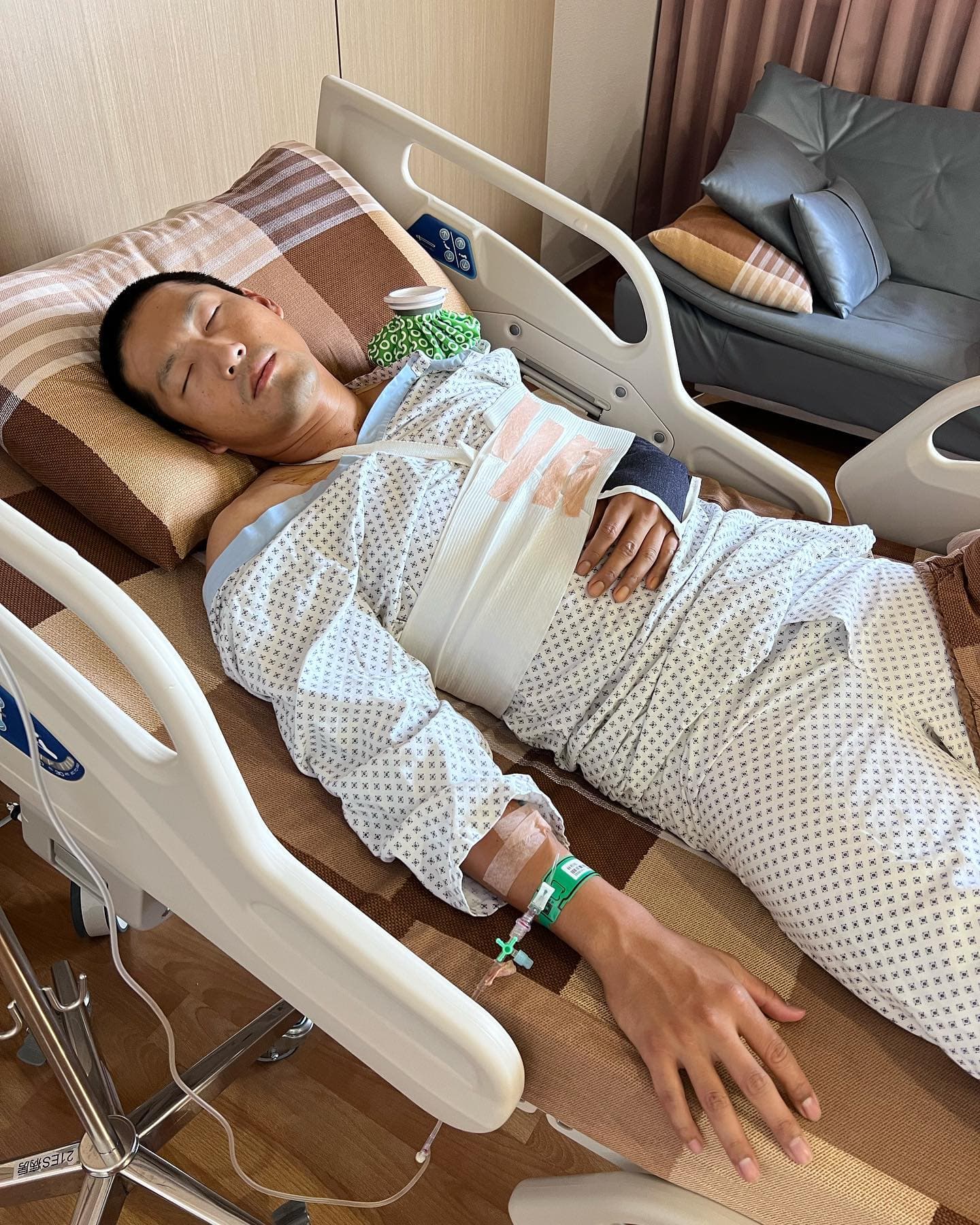 林哲瑄手術後首發文,向粉絲報平安,並表示自己會積極復健。(翻攝臉書)