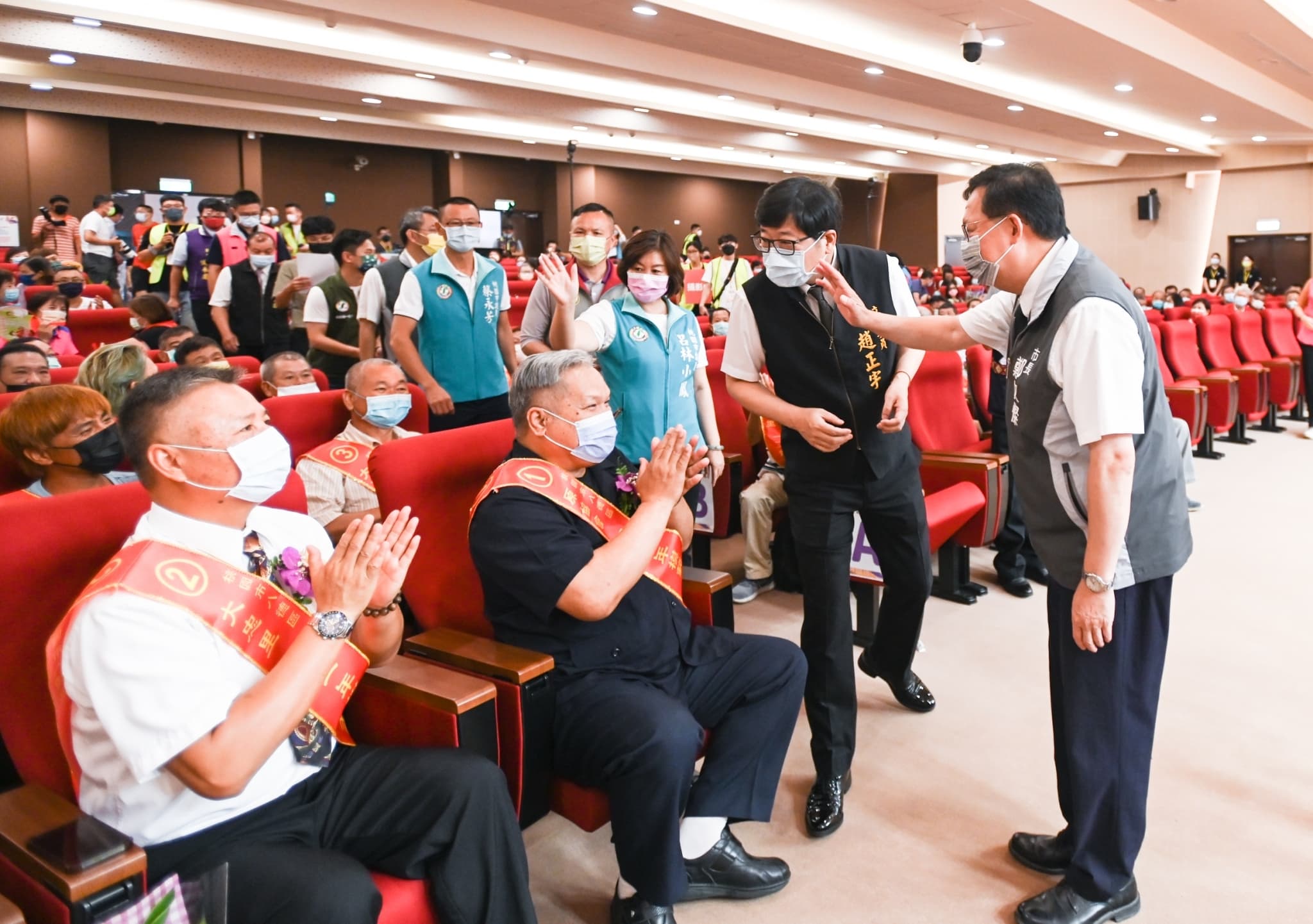 鄭文燦今出席八德區模範父親表揚活動,對於張善政的說法他認為選舉不應該留在政治的漩渦裡面打轉。(桃園市政府提供)