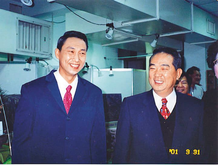薛志正(左)因模仿政治人物爆紅,曾與宋楚瑜(右)合影。(翻攝自薛子騛臉書)