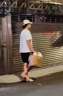 7月26日19:27,林禹拿著資源回收垃圾,走出高雋雅家。