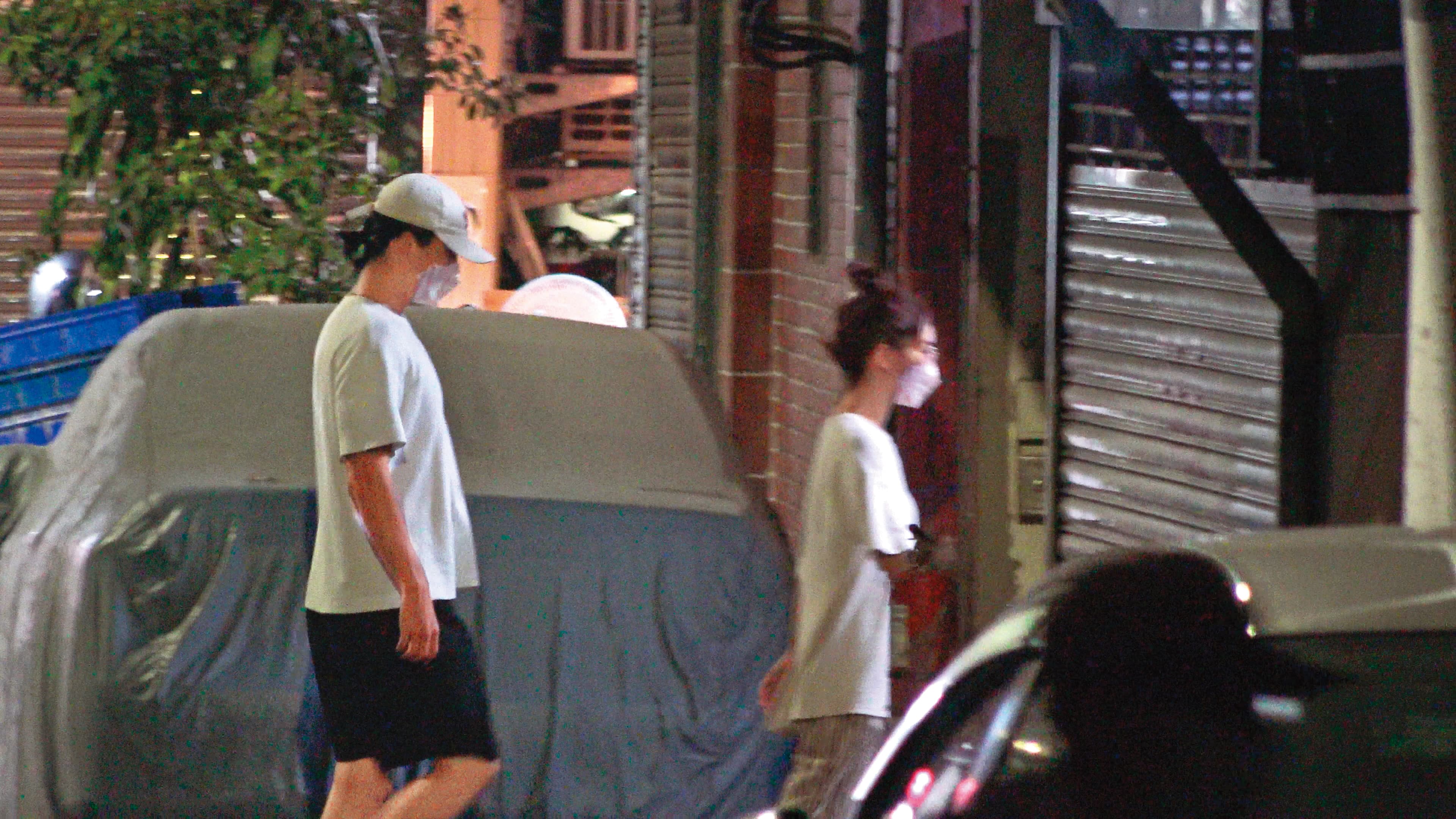 7月26日19:35,倒完垃圾,兩人一起走回家,小倆口穿著十分居家。