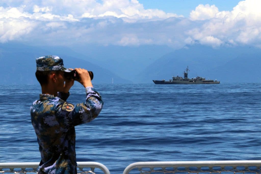 對於中共官媒曝光南京艦迫近東岸的畫面,國防部回應照片屬假消息。(翻攝自新華社)