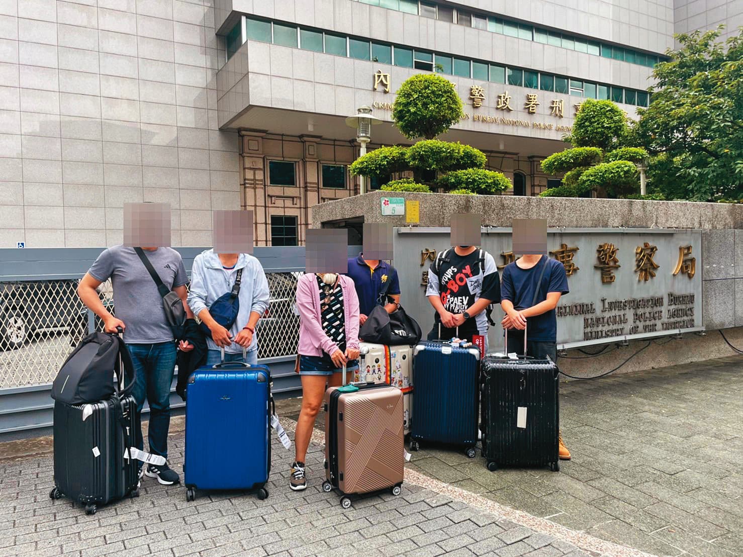 刑事局日前在桃園機場苦勸6名要赴柬打工賺高薪的年輕台灣人取消行程。(刑事局提供)