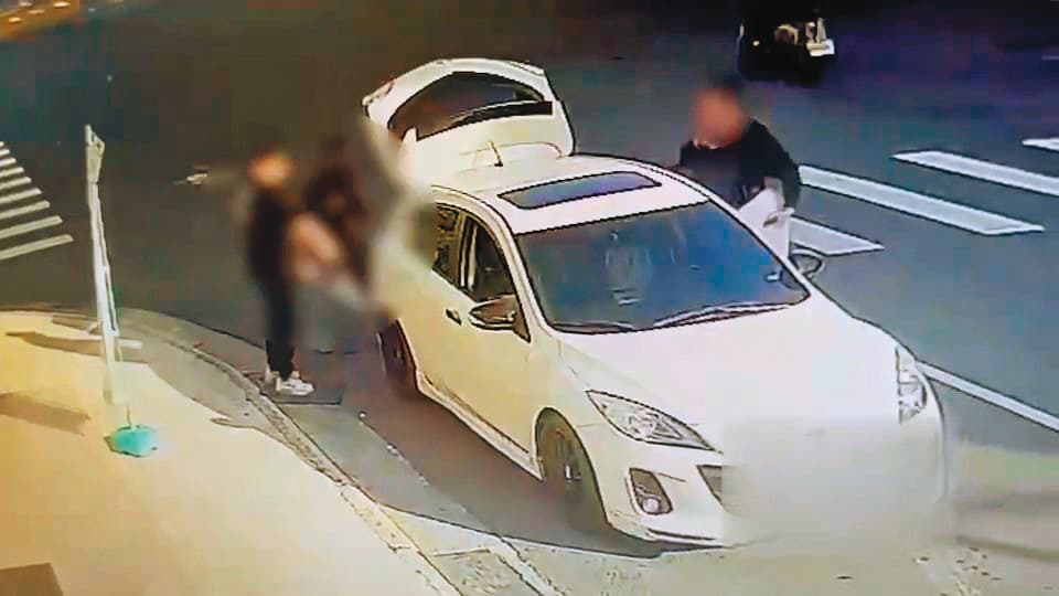 人口販運集團以專車接應徵至柬埔寨等外國工作的台灣人至機場,不僅機票免費,還代辦簽證及護照。(刑事局提供)