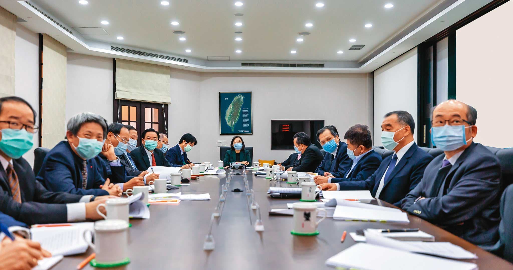 面對中共強烈反彈,蔡英文連日坐鎮總統府緊盯情勢發展。圖為蔡在疫情期間主持國安會議。(總統府提供)
