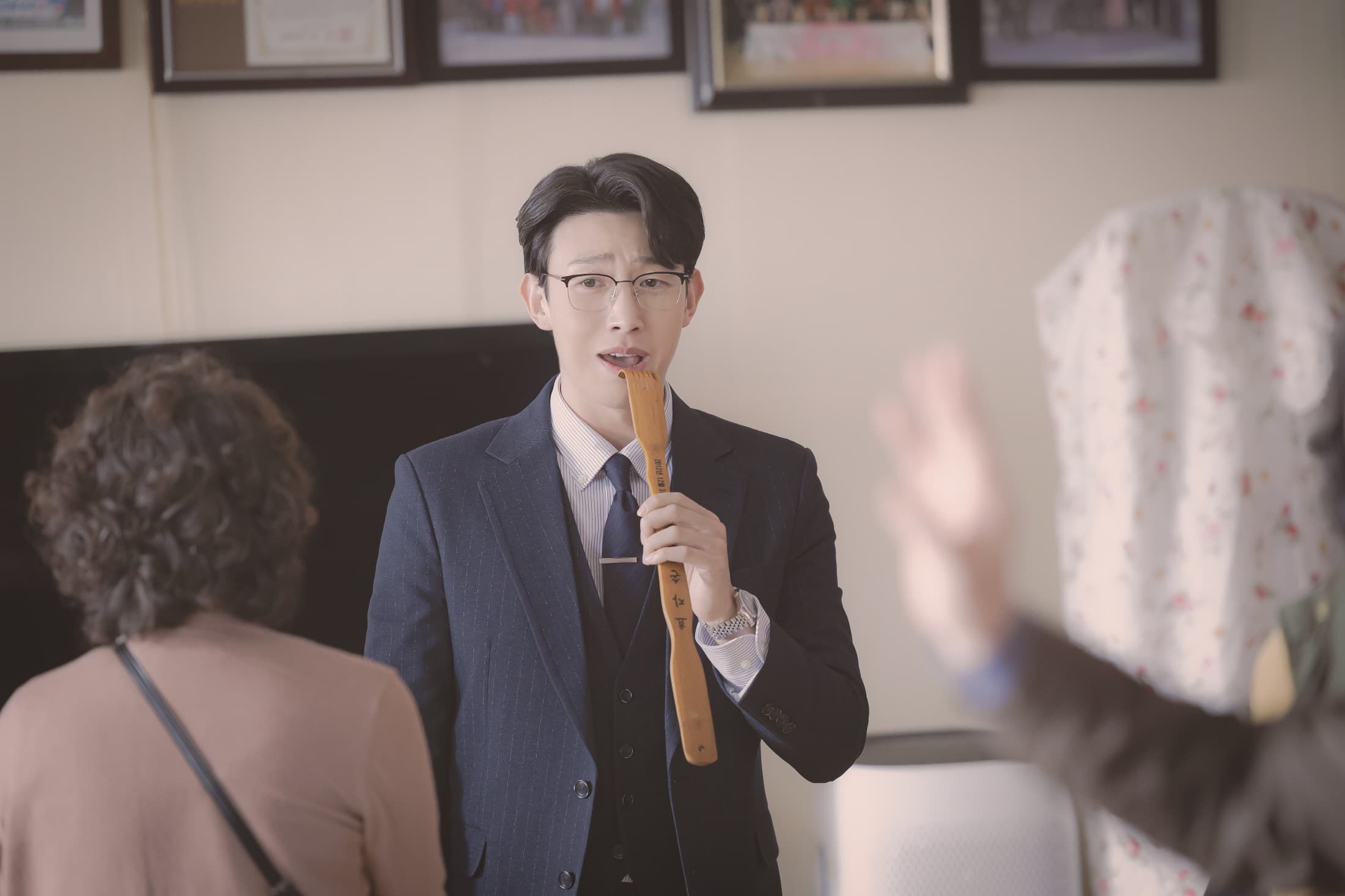 姜其永因確診新冠肺炎,無法參與《非常律師禹英禑》的峇里島慶功之旅。(Netflix提供)